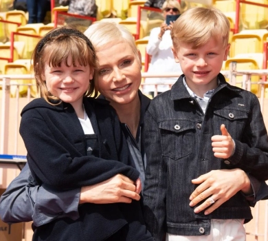 Елегантна леді та бравий вояк: княгиня Монако поділилася святковим фото 7-річних двійнят