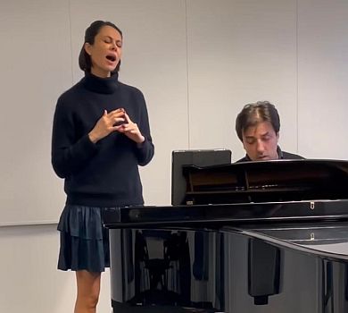 Пишаюся, що я українка: ексдружина Кличка в міні щемливо заспівала пісню про скрипаля. ВІДЕО