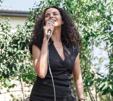 Настя Каменських заспівала коло зруйнованого будинку в Ірпені. ВІДЕО