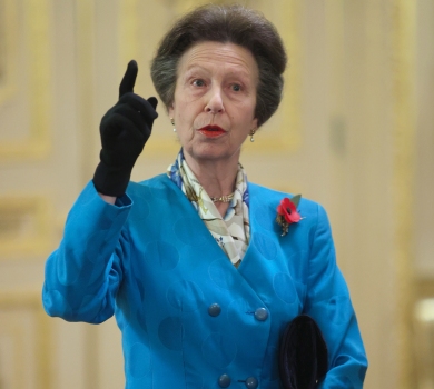 Корона не падає: принцесу Анну з торбами помітили на комерційному авіарейсі