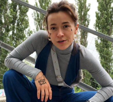 Трішки заї*алась: дружина Бєднякова із запізненням виклала новорічне фото з дітьми