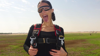 Белла Хадід разом із бойфрендом вистрибнула з літака. ФОТО