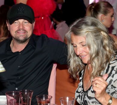 ДіКапріо у кепці та масці зазнімкували з моделлю та мамою. ФОТО 