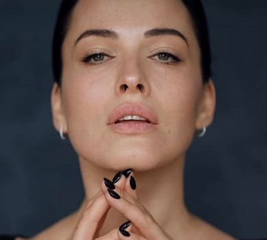 Боса Астаф'єва у чорному боді попозувала на стільці для лаконічного ч/б