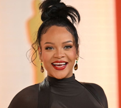 Син VS донька: вагітну вдруге Ріанну підловили за купівлею дитячого одягу промовистого кольору