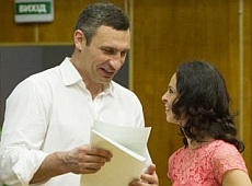 Кличко не пам’ятає дати весілля та не знає, з ким дружить жінка 