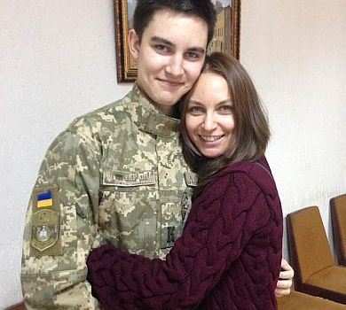 Знімай чорний одяг, не ганьбися: мати померлого сина Павліка звернулася до жінки співака