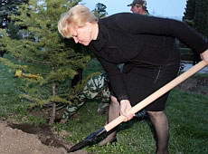 Богатирьова махала лопатою перед Ющенком