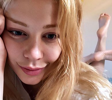 Кароль з сином закликала залишатися вдома та повигиналася на підлозі. ВІДЕО