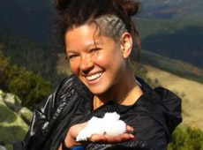 Руслана погуляла у Карпатах з новою зачіскою