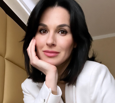 Єфросиніна в сукні-квітці посвітила довжелезними ногами з балкона