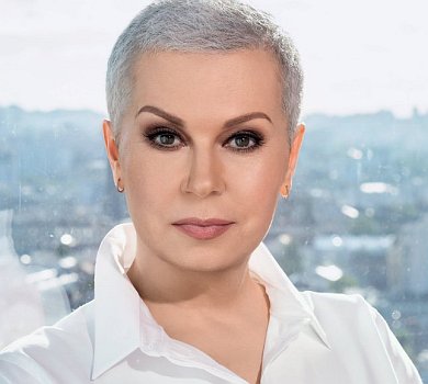 Іменинниця Мазур після перемоги над хворобою вразила новим образом у глянці