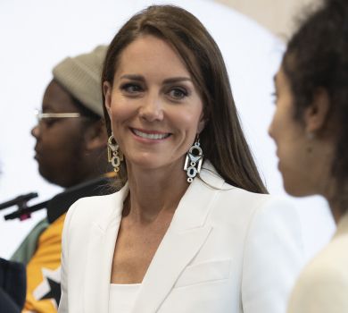 Міддлтон у масивних сережках вигуляла білий лук на відкриття меморіалу 