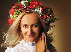 Фаріон вдягла віночок і показала ноги. ФОТО