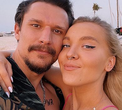 Цимбалюк у Дубаї показав голий торс та наречену в купальнику