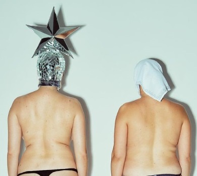 Майже на місці: Сердючка з мамою в самих стрінгах показали готовність до оргії на Щекавиці