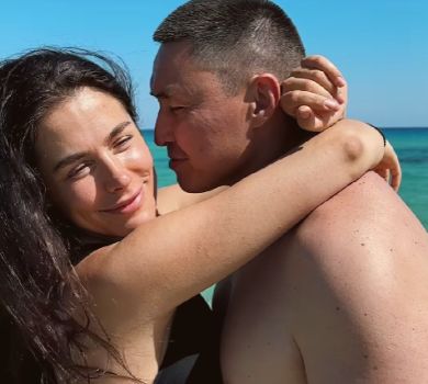 Онуфрійчук у бікіні показалася на руках у коханого іменинника. ВІДЕО