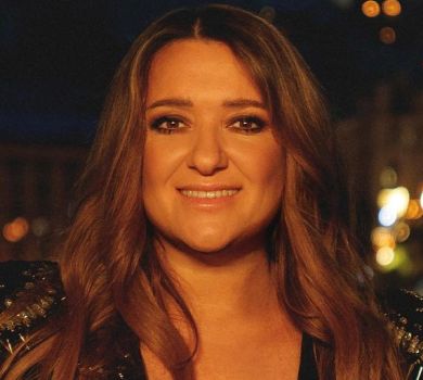 Могилевська у декольтованій сукні попозувала на тлі вечірнього Києва 