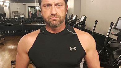 На Джерарда Батлера напала білочка. Смішне ВІДЕО