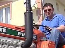 Розинська посадила дерево, а Мельниченко всівся на трактор