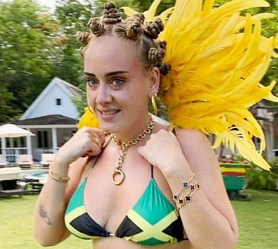 Адель у ліфчику й обтислих штанцях засвітила тонку талію. ФОТО 