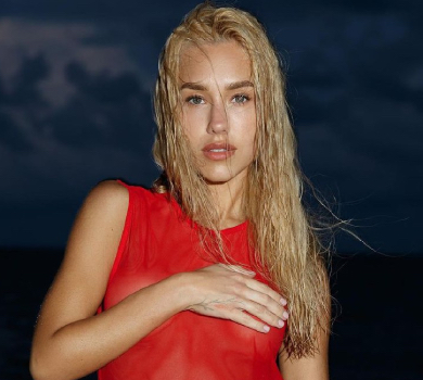 Квіткова в напівпрозорій асиметрії покрутилася на тлі нічного океану