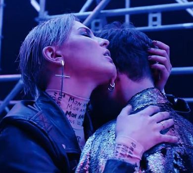 Танці на пілоні та французькі поцілунки: MARUV презентувала спекотний кліп 