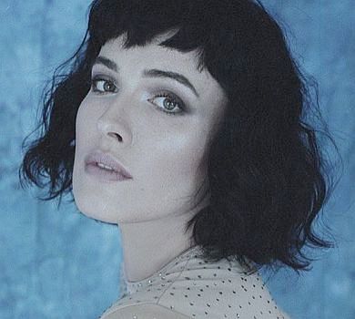 Астаф’єва в спідньому та сіточці повигиналася перед камерою 