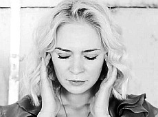 У новому кліпі Alloise показала несвідоме через людей у целофані. ВІДЕО