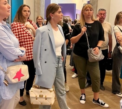 Кабаєва з охороною і торбинкою за $3 тисячі вибралася подивитися на мистецтво