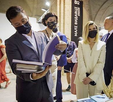 Читатиму о 5:30: Зеленський похвалився покупками з Книжкового Арсеналу