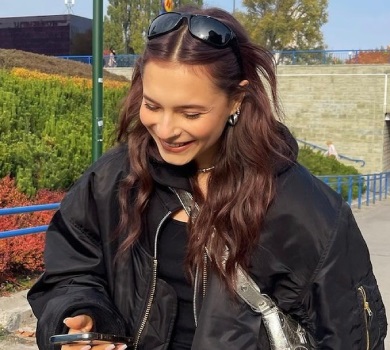 На стильному: донька Кравець у Варшаві показалася з загадковим хлопцем