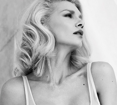 Екс-ВІА Гра Романова цнотливо прикрила голі груди у чоловічому глянці