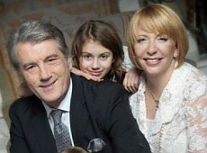 Ющенку діти економічно невигідні, а його жінка засіла у Facebook