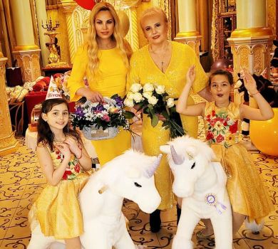 Фемілі-лук та єдинороги: Камалія показала ФОТО зі святкування 16-річчя мами