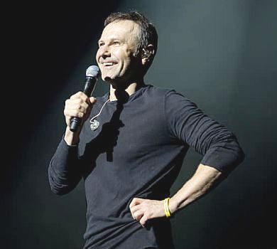 Вакарчук за роялем та жодної політики: Океан Ельзи з оркестром виступили в Палаці Україна