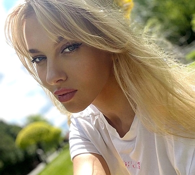 Сімейство в зборі: Полякова поділилася рідкісними ФОТО з чоловіком та доньками