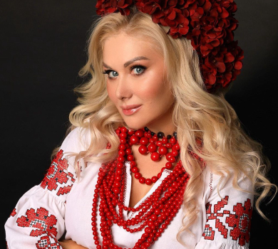 Бужинська у вишитій сукні продефілювала на Тижні моди в Парижі