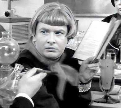 Сердючка з бантом на голові вдала з себе школярку. ФОТО