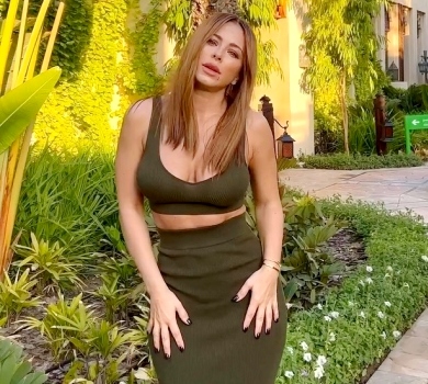 Декольтована Лорак із голим животом театрально повигиналася під власну пісню