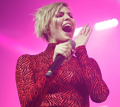 Київський сольник MARUV: лесбі-пристрасті, хлопці на повідцях та Kazaky у спортивках 