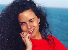 Гола Каменських всілася на кам'яні сходи. ФОТО