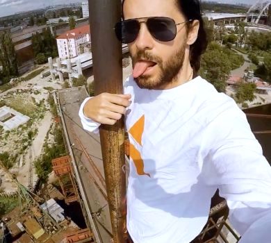 Джаред Лето видерся на верхівку Рибальського мосту в Києві. Запаморочливе ВІДЕО