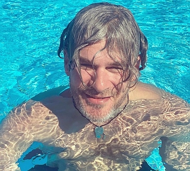 Мірзоян показав пустощі з донькою в басейні та свою жінку в стилі Playboy