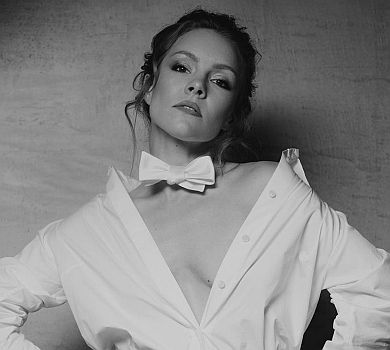 Смокінг замість спортивок: Шоптенко оголила плечі у стильному вбранні з метеликом