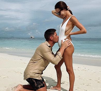 Остапчук показав вагітну дружину, а вона похвалилася засмаглою дупцею в купальнику 