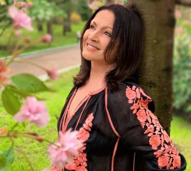 Босонога Ротару в прозорій сукні-вишиванці попозувала під весняним цвітом