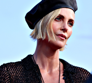 Берет, сексі-сітка і оголені ноги: Шарліз Терон ефектно з'явилася на прем'єрі Форсаж X