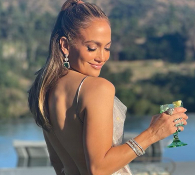 Танці на столі та пляжний вайб: Лопес показала, як відзначила 54-річчя у бікіні. ФОТО