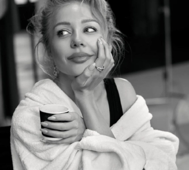 Кароль у халатику оголила ноги у гримерці. ФОТО